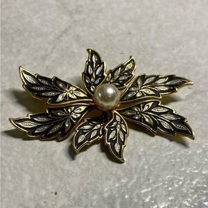 𝅺VINTAGE Damascene Faux Pearl Brooch